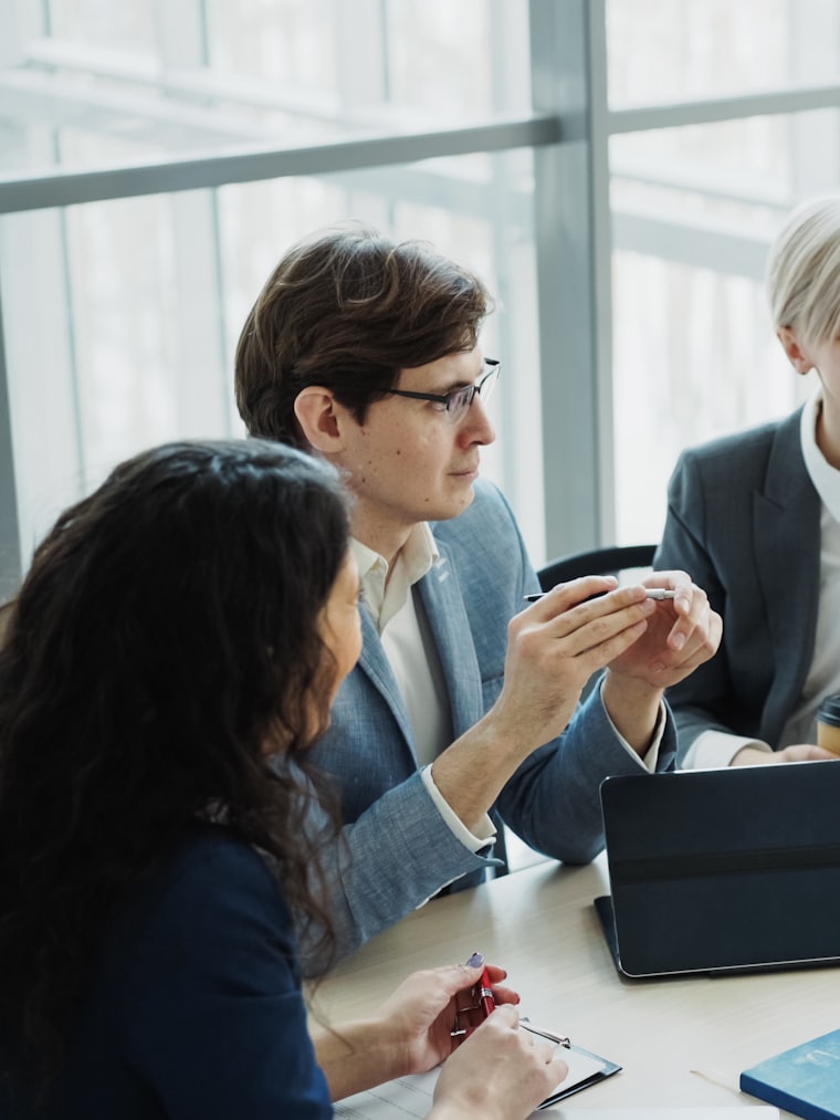 Equipo directivo en una reunión de trabajo alrededor de una mesa